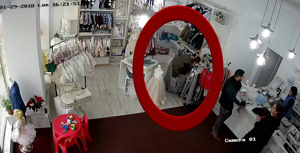 Buzunarul uriaş din fustă se umple cu produsele furate