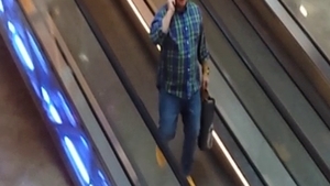 Sexy Pavel Bartos aude voci si le raspunde! Cat de solicitat este prezentatorul de la Vocea Romaniei chiar si atunci cand...