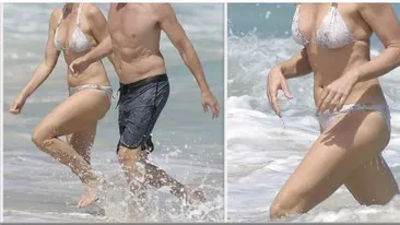 Modelul care arata super la 51 de ani! Fotografilor nu le-a venit sa creada cand au vazut-o la plaja