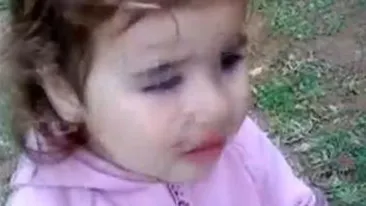 VIDEO Copilele de azi, vagaboandele de maine! Uite cum isi invata un tatic descreierat fetita sa-si injure rudele! ATENTIE limbaj licentios!