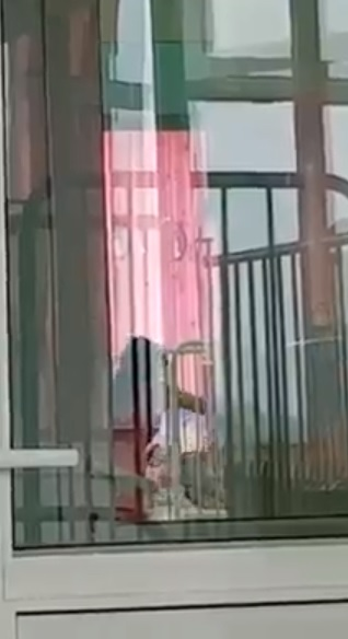 Unul dintre momentele în care asistenta îl bruschează pe bebeluș