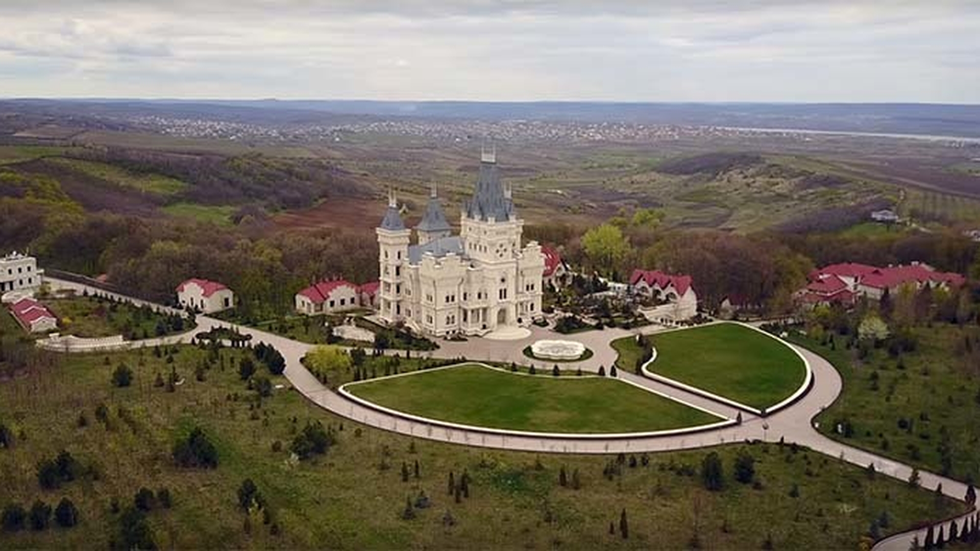 E român, dar nu-l ştie România! Ăsta e palatul Împăratului... ! Cotat cu o avere de peste 2 miliarde de euro, ... e boss de boss! Greii din Europa îl invidiază măcar pentru construcţia faraonică!