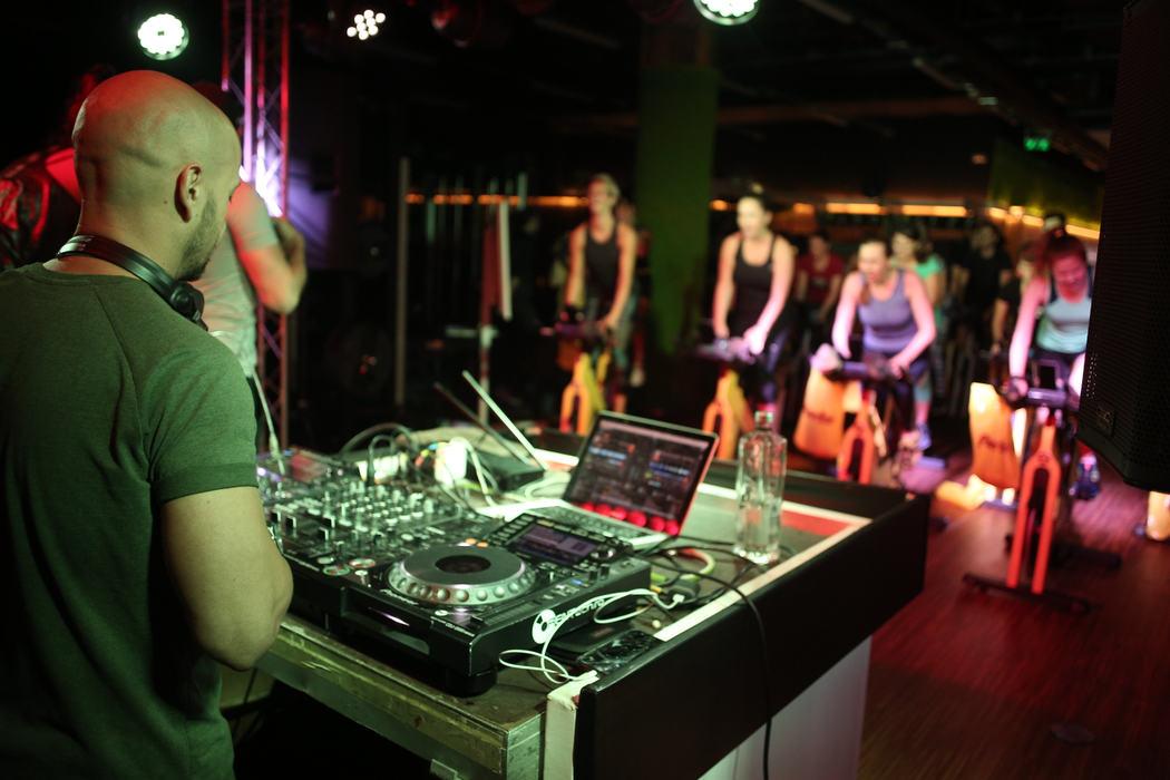 DJ Sasha Lopez a fost ”forță” la butoane în cel mai dotat centru de fitness din București, ”The Movement”
