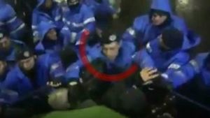 Cât de bogat este jandarmul care a lovit un protestatar! Şerban Răducu are un salariu pe masura