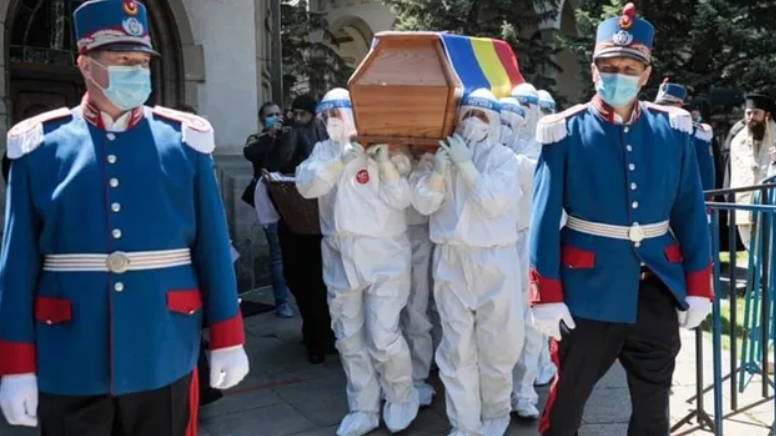 Cine sunt bărbații care au dus sicriul lui ÎPS Pimen, îmbrăcați în costume de protecție: ”Am simțit că purtăm pe umerii noștri toată Bucovina”