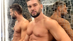 Pe jumătate dezbrăcat, Dorian Popa, selfie HOT în oglindă! Mesajul transmis despre o poziție din timpul unei partide de amor