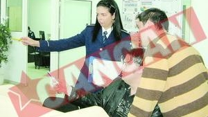 Politiste sexy pentru soferii neatenti