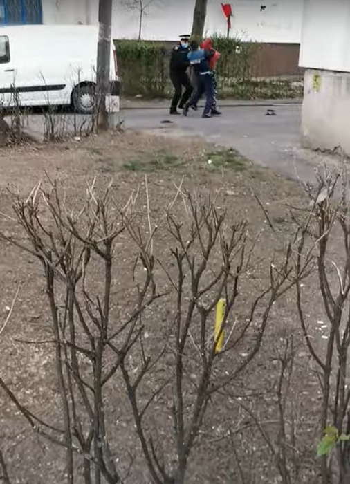 Un angajat al Primăriei Bacău a fost încătușat! Ce nereguli au descoperit polițiștii în declarația pe propria răspundere