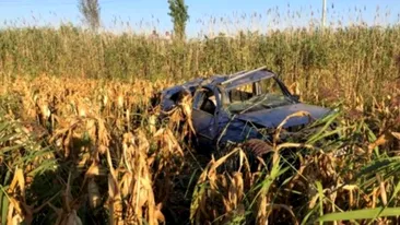 Descoperire șocantă, într-un lan de porumb din Vrancea. Un agricultor a găsit doi tineri morți, într-un autoturism