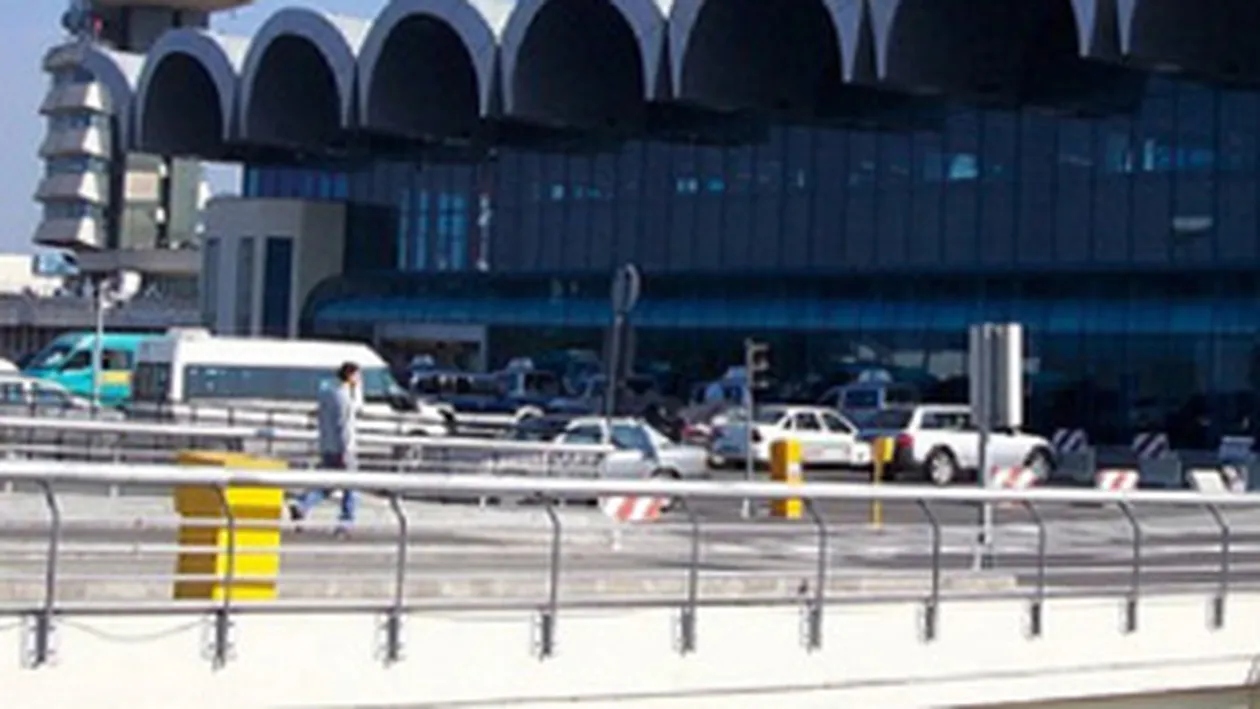 VIDEO O pancarta publicitara de pe aeroportul Otopeni s-a prabusit pe o femeie!