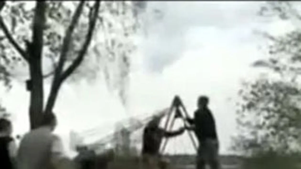 VIDEO Leaganul nu e doar pentru copii, e si pentru tampiti! Uite cum si-a rupt gatul intr-un parc de distractii!