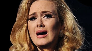 ACASA la Adele! Cantareata plateste 15.000 de lire chirie, dar n-are curaj sa doarma singura in casa: e convinsa ca impresionantul palat este bantuit!