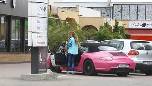 Exotica Aya provine dintr-o familie bogată, cu afaceri în industria pharma, şi îşi permite orice. Apariţie orbitoare pe străzile Capitalei: Nici Barbie nu-i ca ea: are Porsche roz, palat ca-n basme şi…