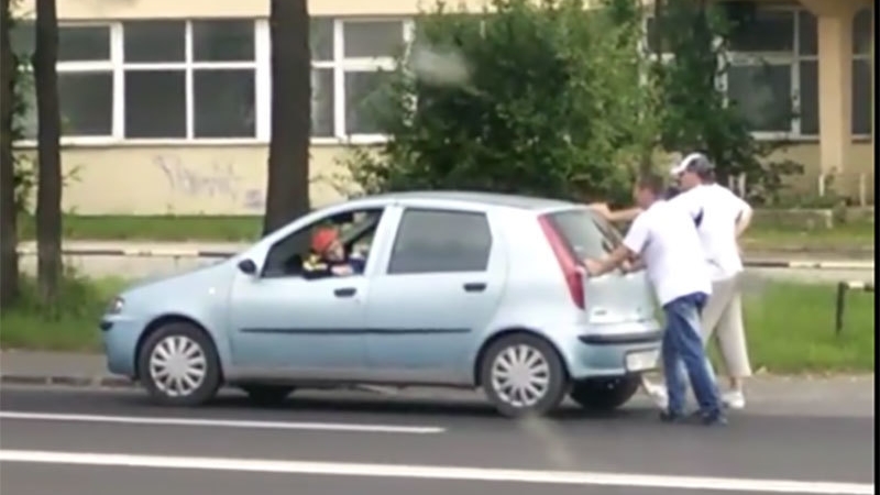 Doi adulţi au rămas cu maşina în pană. Este incredibil cine a ajuns la volan