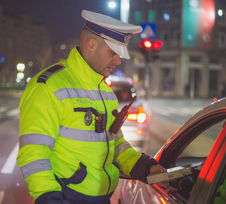 Colegii polițiști au venit să aprindă lumânări la locul unde Ionuț a murit, după accidentul de la Palatul Parlamantului