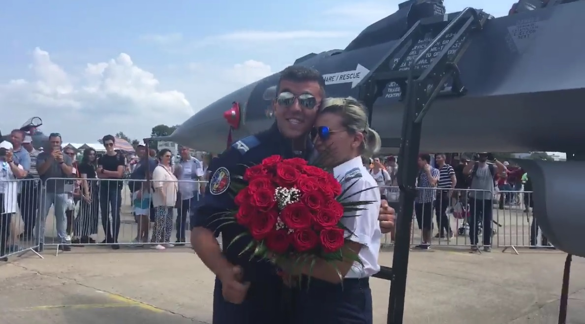 Lacrimi și emoții la BIAS 2018! Un angajat al Forțelor Aeriene Române a îngenuncheat și a cerut-o de soție pe iubita lui