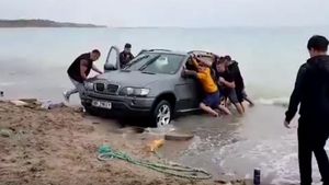 Cine este șoferul care a rămas cu BMW-ul îngropat în plaja din Vama Veche