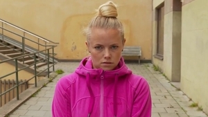 Scene greu de privit! Un barbat arunca cutite de bucatarie intr-o adolescenta si filmeaza absolul tot!