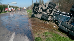 Un microbuz scolar la ciconit cu un tir in Caras-Severin! Mai multe cadre didactice ranite