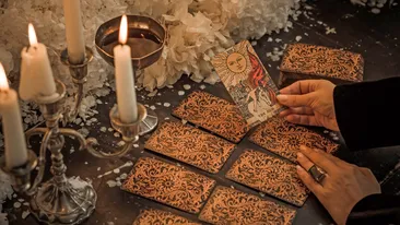 Cartea de Tarot a zilei de azi, 6 martie 2026. Regina de Spade aduce o zi bună pentru a lua decizii importante