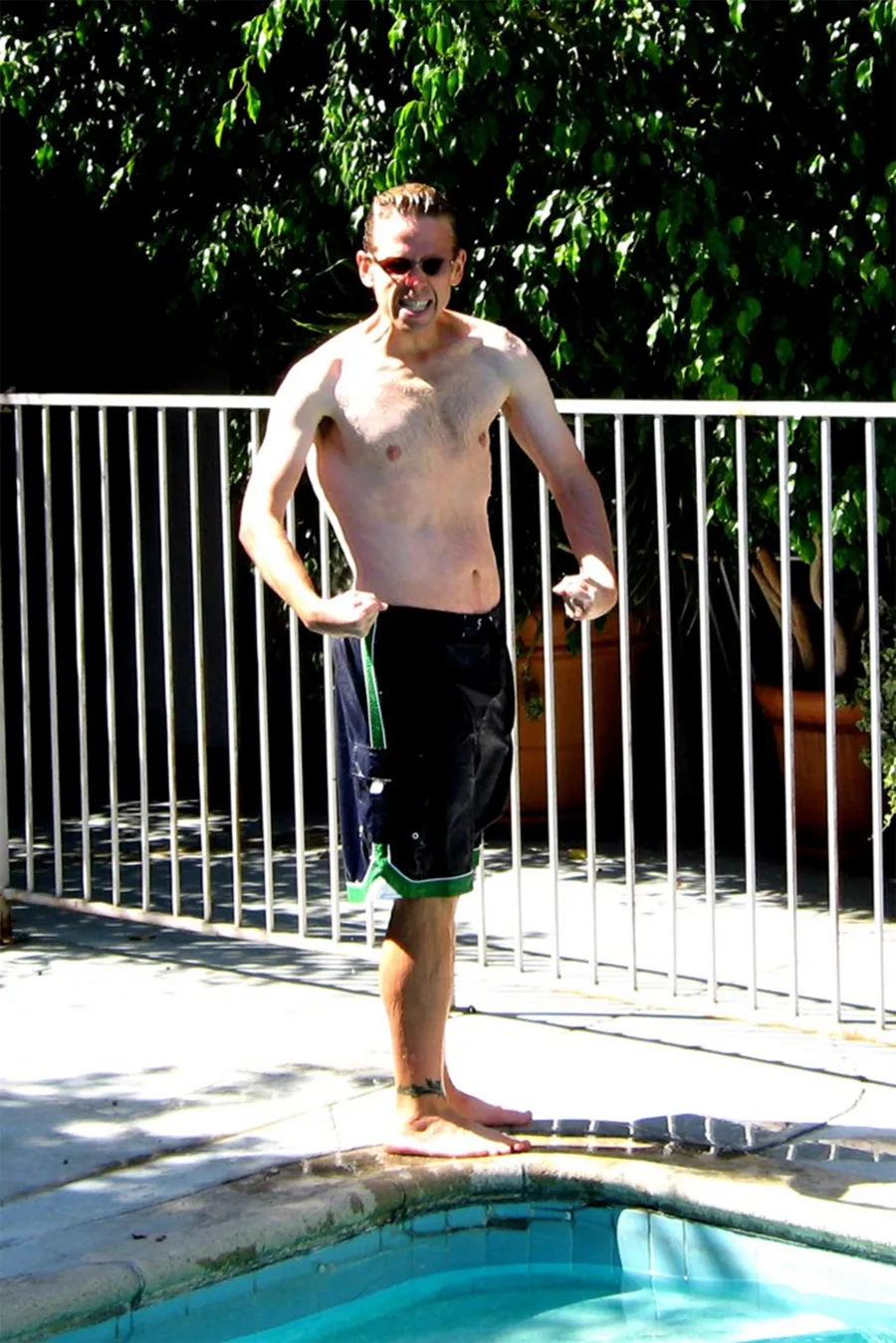 Mulți bărbați fac asta! Motivul medical pentru care nu trebuie să îți "sugi burta" pentru a părea mai slab