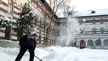 Ninsorile și gerul suspendă cursurile! Școlile care se închid din cauza condițiilor meteo aprige