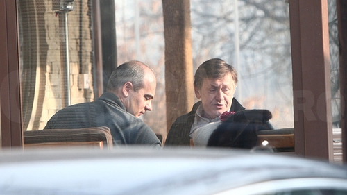 Pun la cale salvarea partidului după dezastrul din alegeri? Imagini exclusive! Cel mai apropiat jurnalist de preşedinte, întâlnire secretă cu ex-şeful PNL!