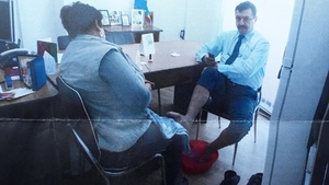 Imagini scandaloase cu un director din cadrul Primăriei Târgu Jiu! O obligă pe femeia de serviciu să-i facă pedichiura la birou