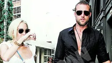 Recunoscatoare ca i-a dat un job! Lindsay s-a cuplat cu noul ei sef