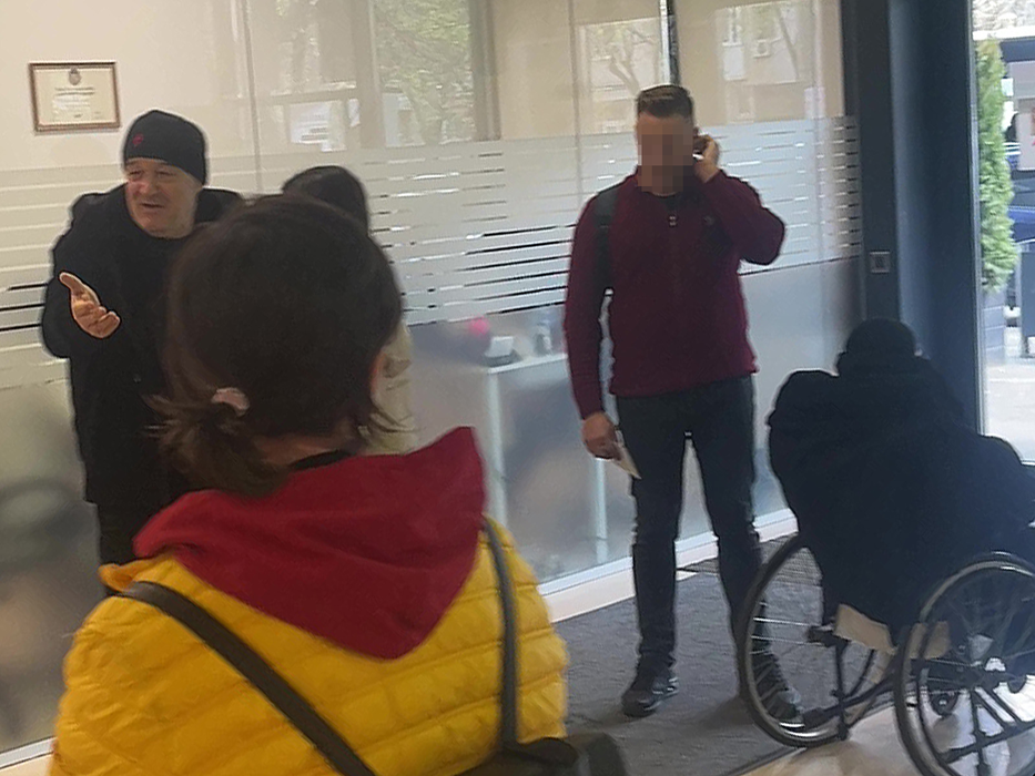 Gigi Becali, conversație cu alte persoane aflate în clinică (SURSA FOTO: CANCAN.RO)
