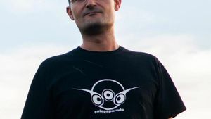 In loc sa-si ia o camera... Michi de la Suie Paparude si-a sarutat partenera si a tavalit-o prin nisip la cinci dimineata!