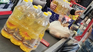 Alimentul care a isterizat România! După criza de la benzinării, românii au lăsat magazinele fără ulei