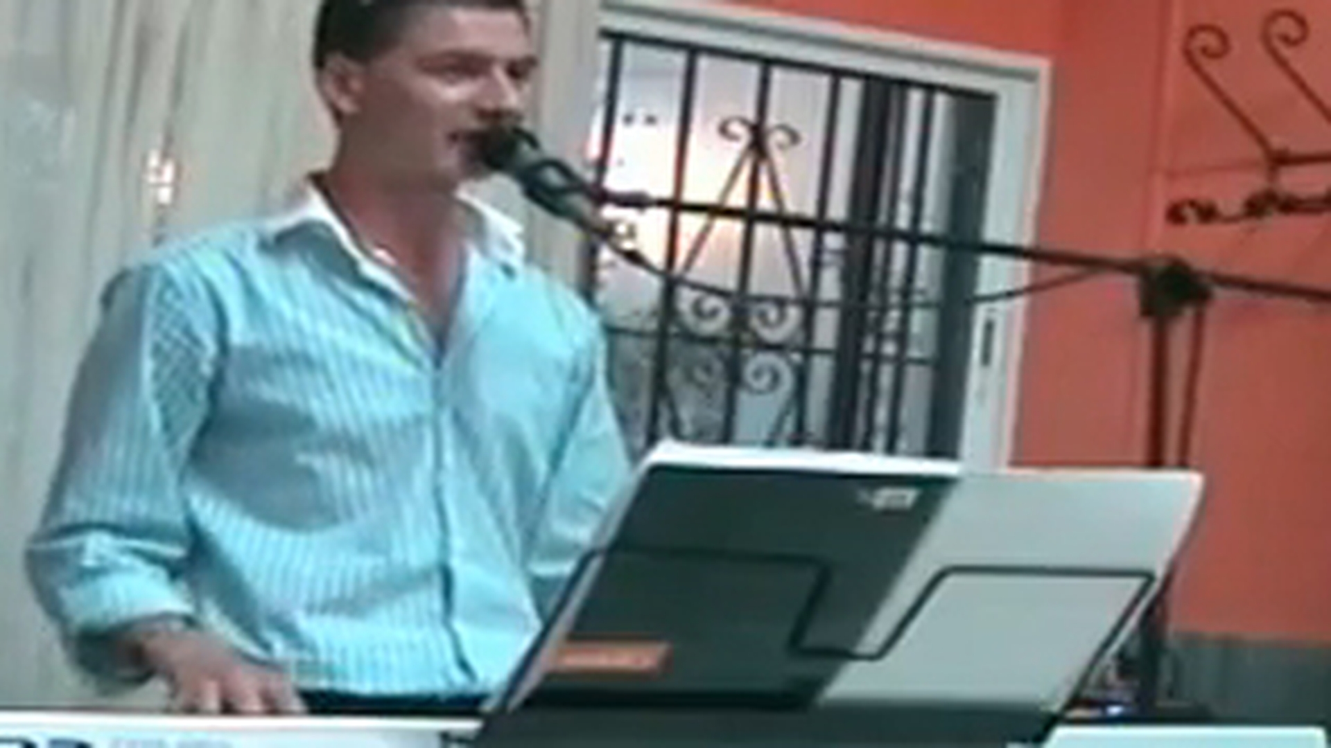 VIDEO de SENZATIE! Ionut de la Botosani a compus o supermelodie: "Vreau la Dan Diaconescu sau la Madalin Ionescu, vreau mama s-ajung faimos, vreau la 'Un show pacatos'"