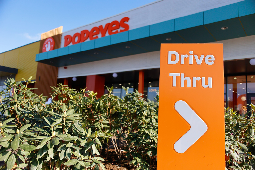 Popeyes România deschide primul restaurant de tip Drive-Thru din țară