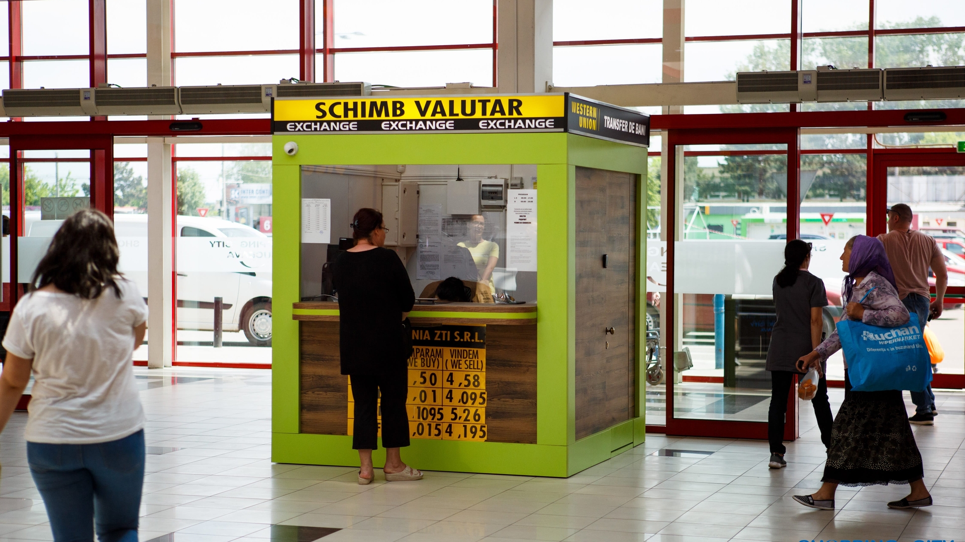 Curs valutar 4 septembrie. Cât au ajuns să coste 1 EURO şi 1 DOLAR