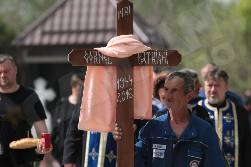 Scene înduioşătoare a doua zi după înmormântare! Soţia lui PATRICHI i-a ”inundat” mormântul cu lacrimi