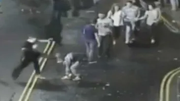 VIDEO: S-a aplecat să-şi lege şireturile. Ce a urmat e INCREDIBIL!