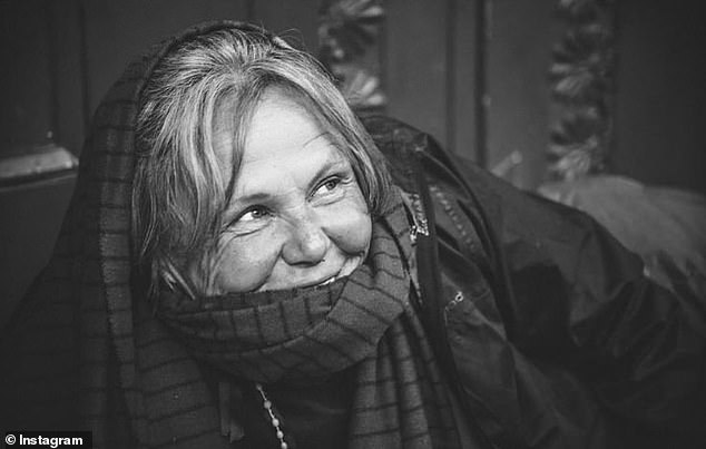 O fostă campioană la înot doarme într-un cimitir de 4 ani: “Supraviețuiesc fără vreun ban”. Laraine McHendrie Decarie a studiat la o facultate renumită din Montreal