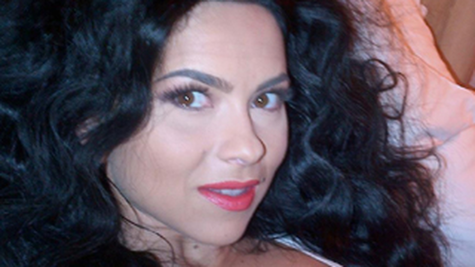 Inna este din ce in ce mai obosita! Vezi ce ochi rosii are cu cateva minute inainte de concert!