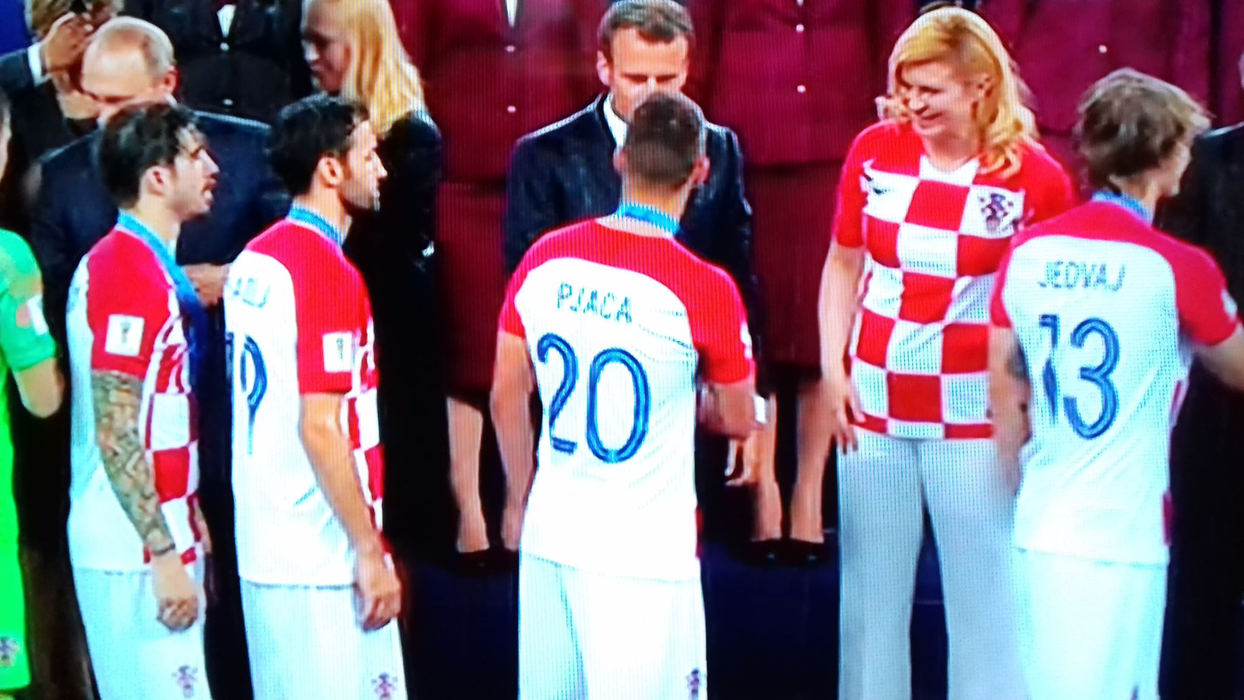 Franța e campioana mondială! Imagini emoționante cu învinșii, croații, consolați de șefa țării, Kolinda Grabar-Kitarović! Putin și Macron i-au îmbrățișat și ei