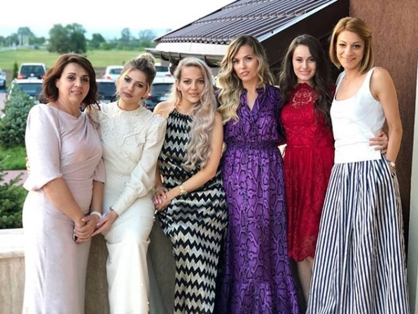 Lidia Buble, în fața altarului împreună cu toată familia ei: „E îmbrăcată în mireasă”