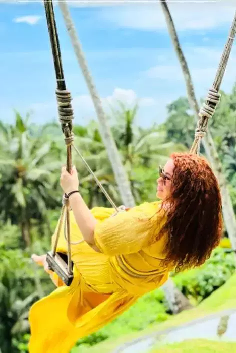 Vali Vijelie și-a dus ”mama la copii” în vacanță în Bali. Carmen Rusu, în ipostaze inedite