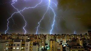 Meteorologii Accuweather, avertisment de furtuni electrice în București. Pe ce dată se întâmplă