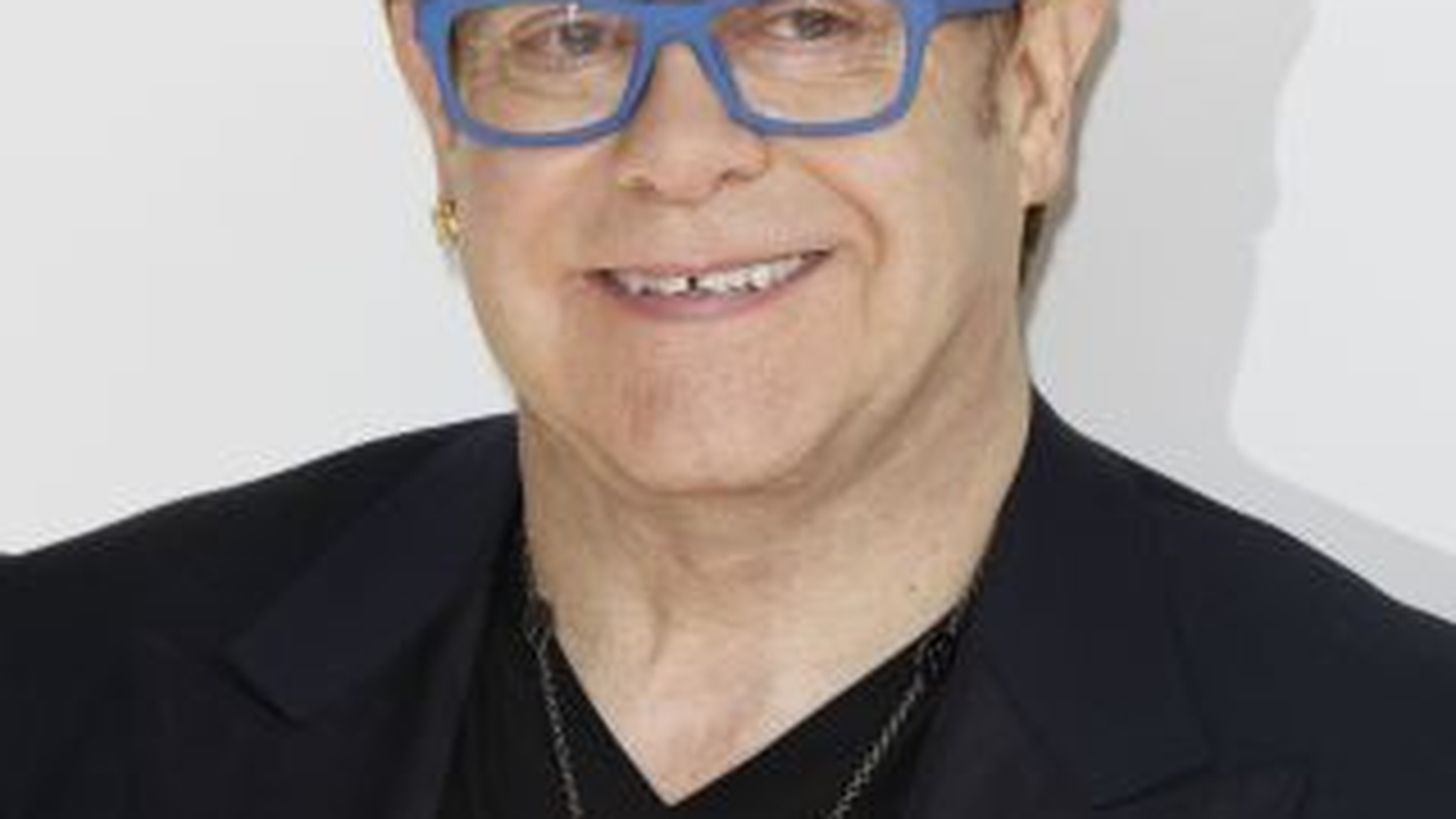 Elton John va avea la dispozitie 300 de perechi de ochelari pentru concertul de la Sofia