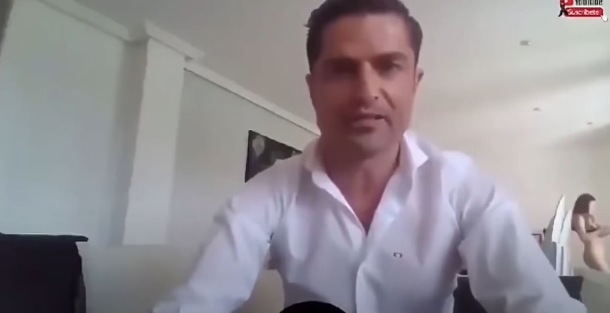 Un prezentator din Spania, prins în direct, la TV, că își înșeală iubita! Aproape goală, amanta a trecut prin fața camerei de filmat