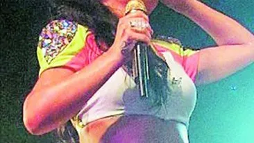 Cheryl Cole a baut cot la cot cu fanii in timpul unui concert. Hai noroc si inca un shot!