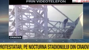 Craiova Maxima! Un suporter al Universităţii Craiova ameninţă că se aruncă de pe nocturna stadionului dacă nu se reface echipa