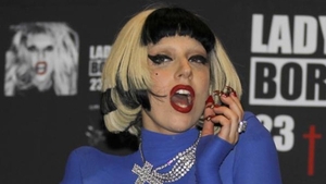 Lady Gaga e pretioasă din cap până-n picioare! Un fan infocat a plătit o sumă uriasă pentru a cumpăra o unghie ruptă de-a vedetei
