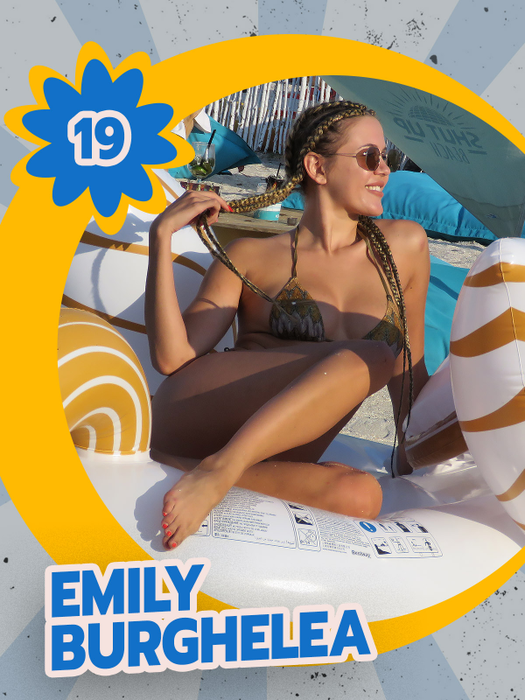TOP 30 de vedete care şi-au etalat picioarele lungi şi bronzate la piscină. Blonde, brune și roșcate sunt complet dezinhibate!