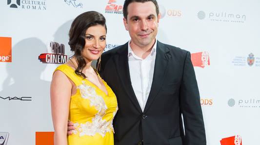 IOANA GINGHINĂ arată din ce în ce mai bine! Rochia care îi scoate în evidenţă silueta după ce a slăbit